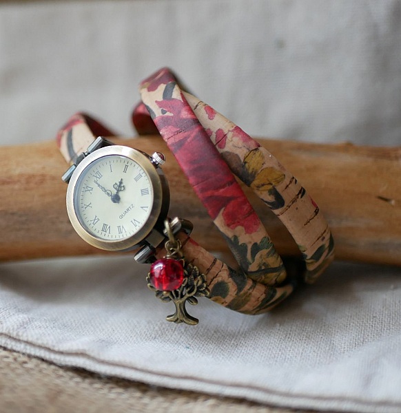 Montre personnalisable avec bracelet en liège à motifs floraux.