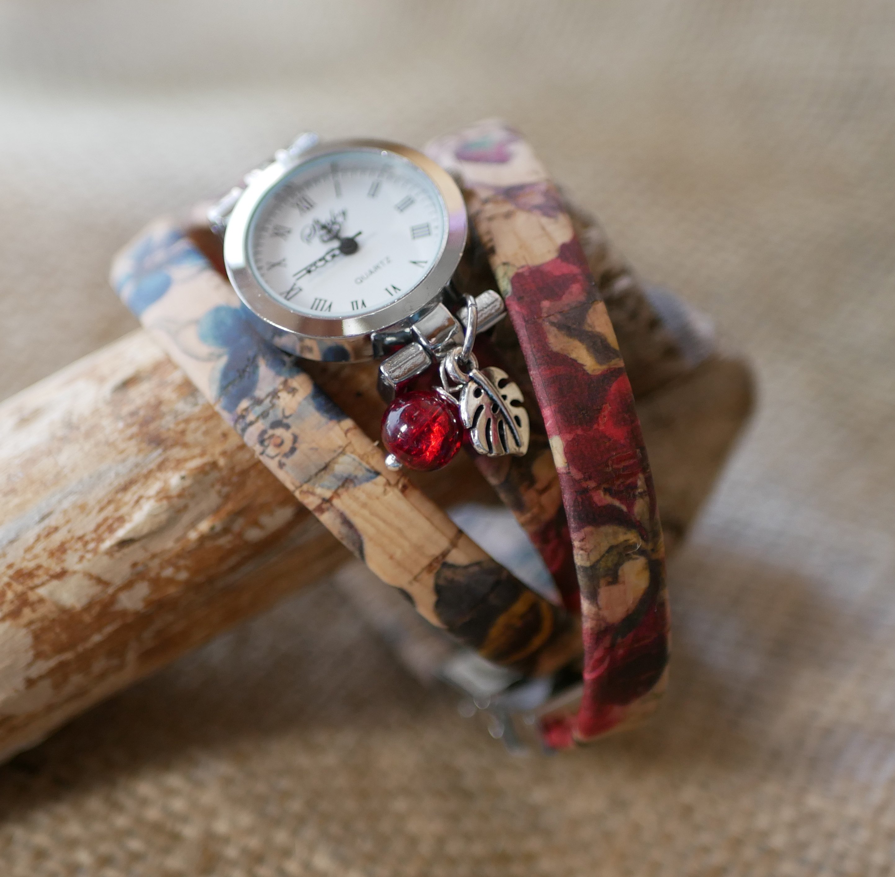 Reloj pulsera de corcho floreado con charm de perla roja 