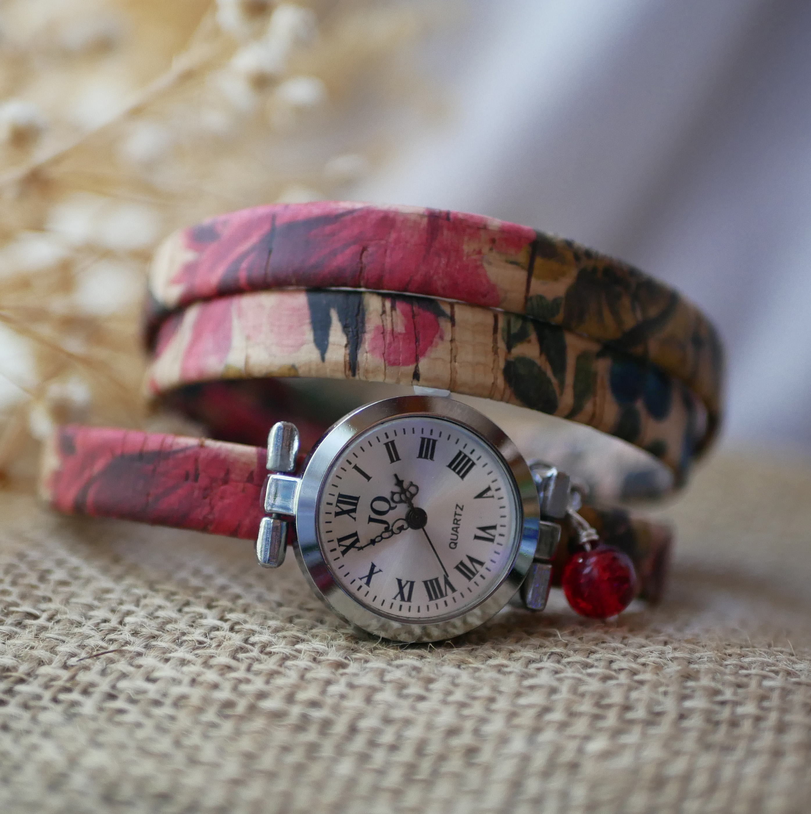 Reloj pulsera de corcho floreado con charm de perla roja 