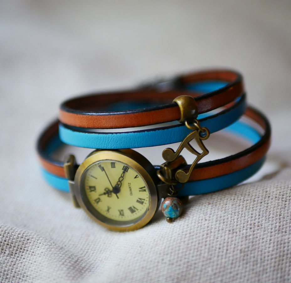 Reloj de pulsera de piel de doble vuelta personalizable con colgante