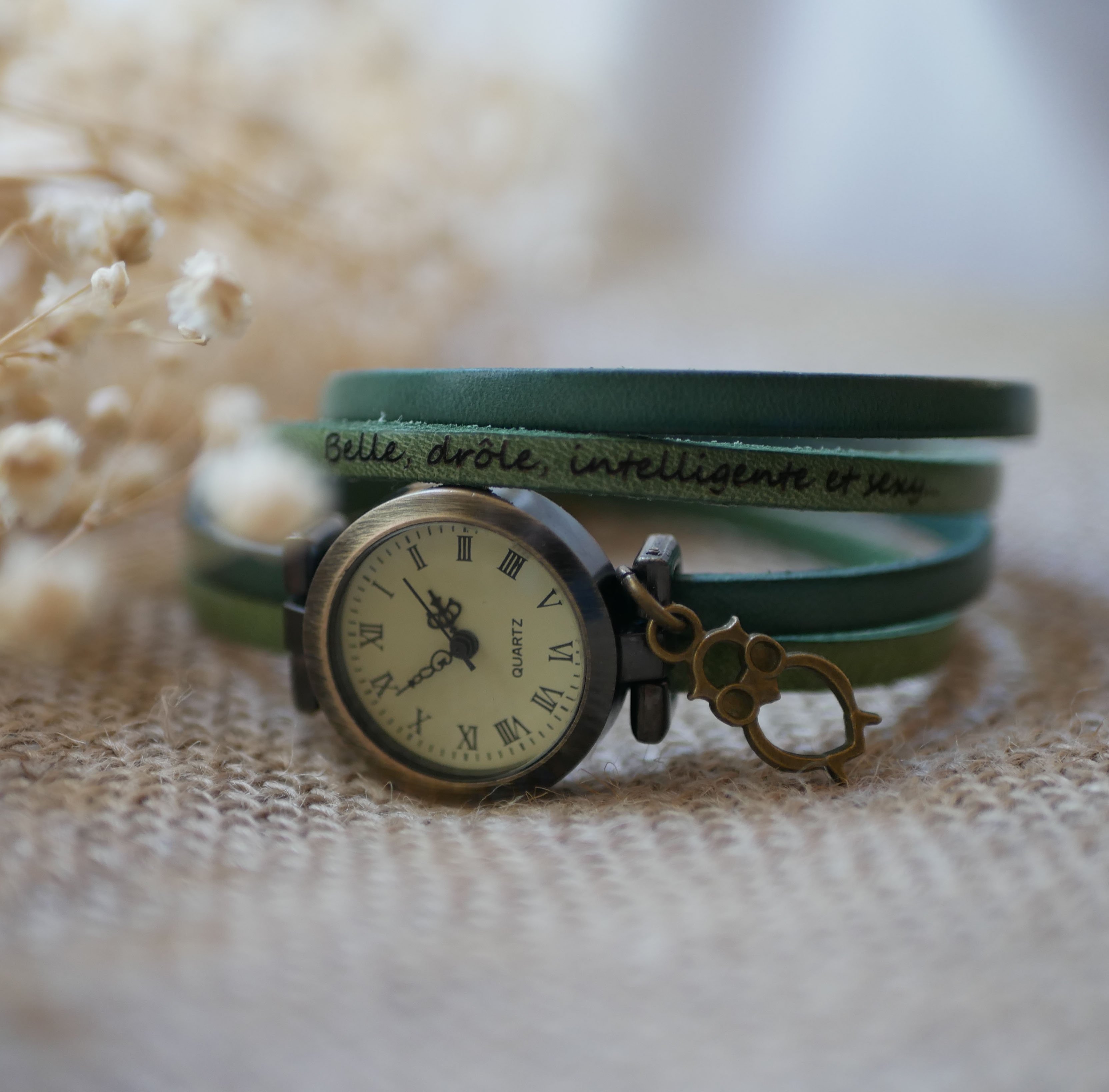 Reloj personalizado de piel de doble vuelta con esfera en n&uacute;meros &aacute;rabes