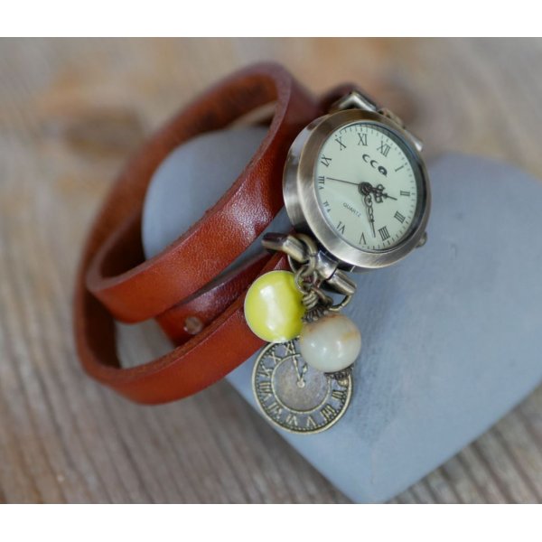 Montre bracelet triple cuir marron et breloques perles