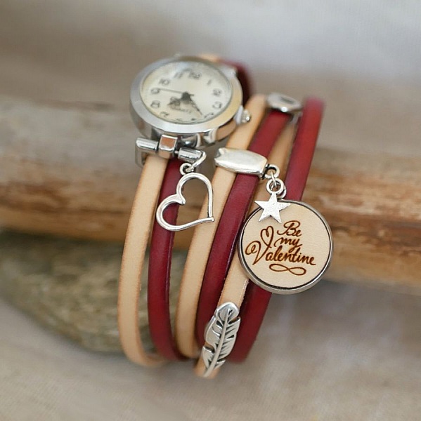 Montre bracelet personnalisable avec breloques cœur et message romantique.