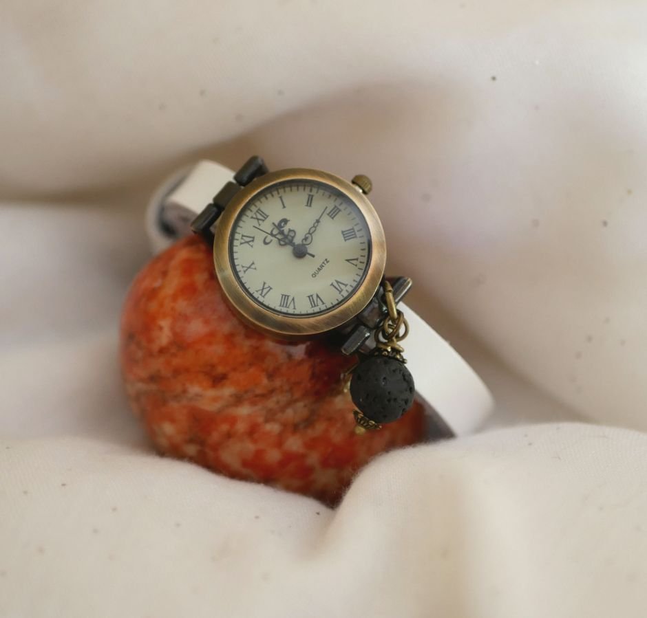 Reloj con colgante de piedra de lava y correa de piel a elegir