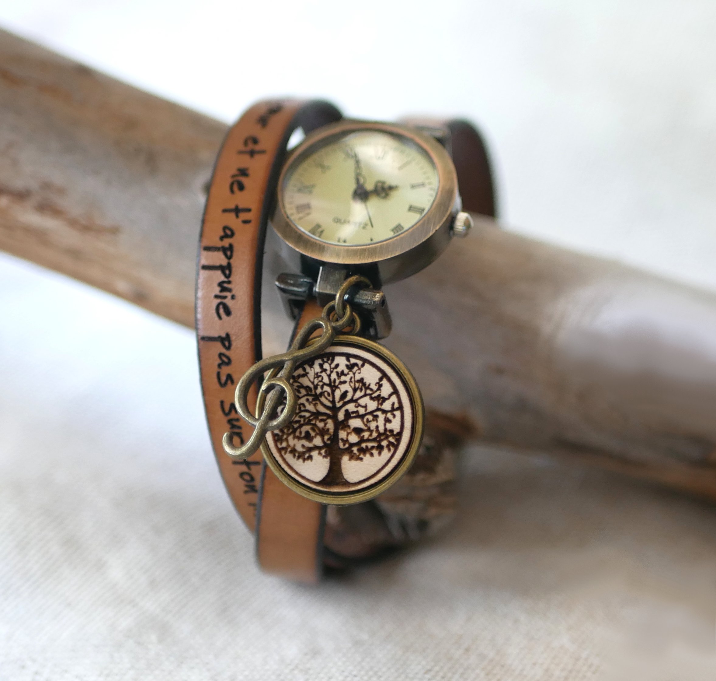 Reloj con cabujón de madera grabado, correa de piel doble y esfera de bronce