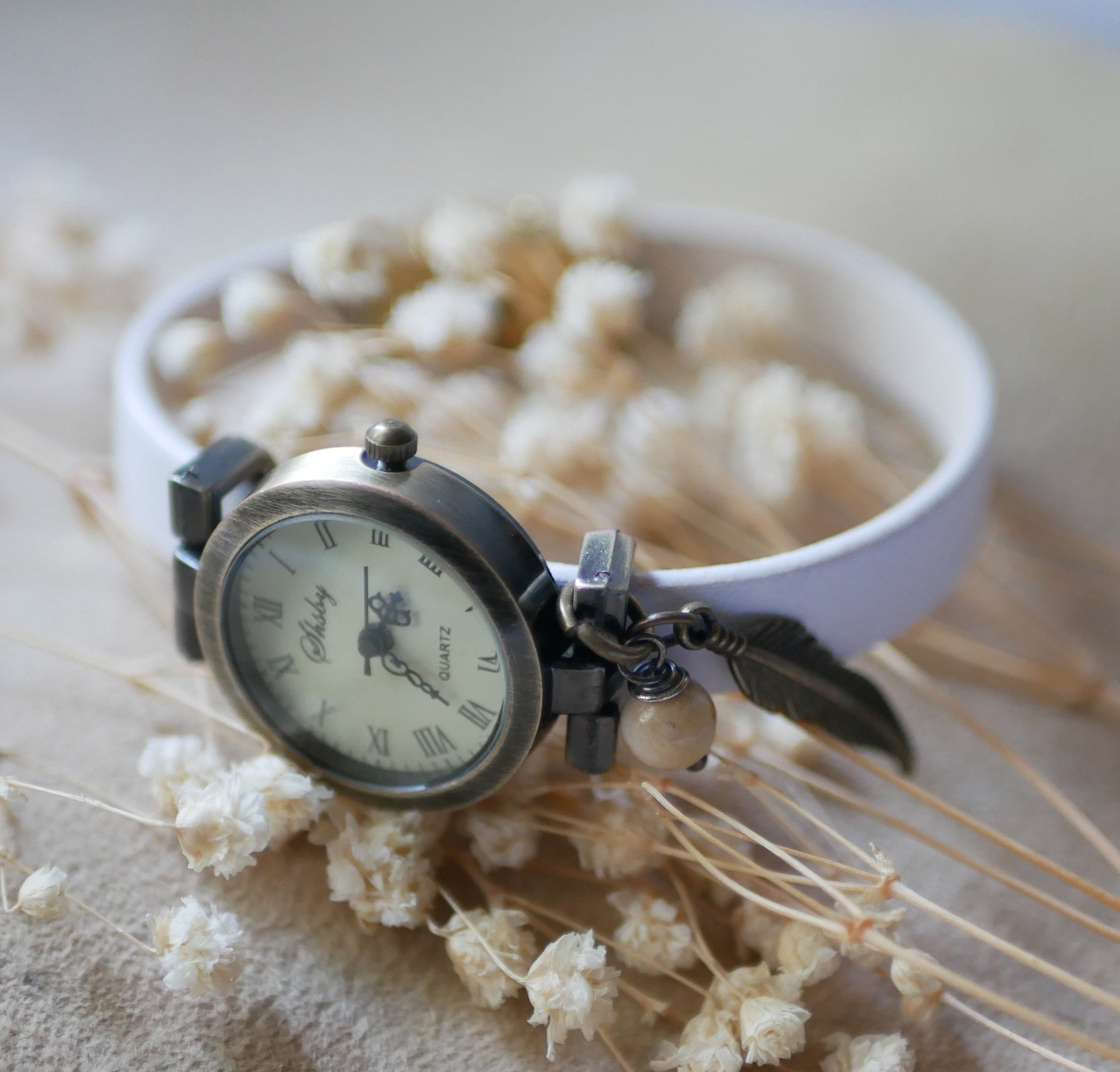 Reloj con esfera de bronce y correa de piel personalizable