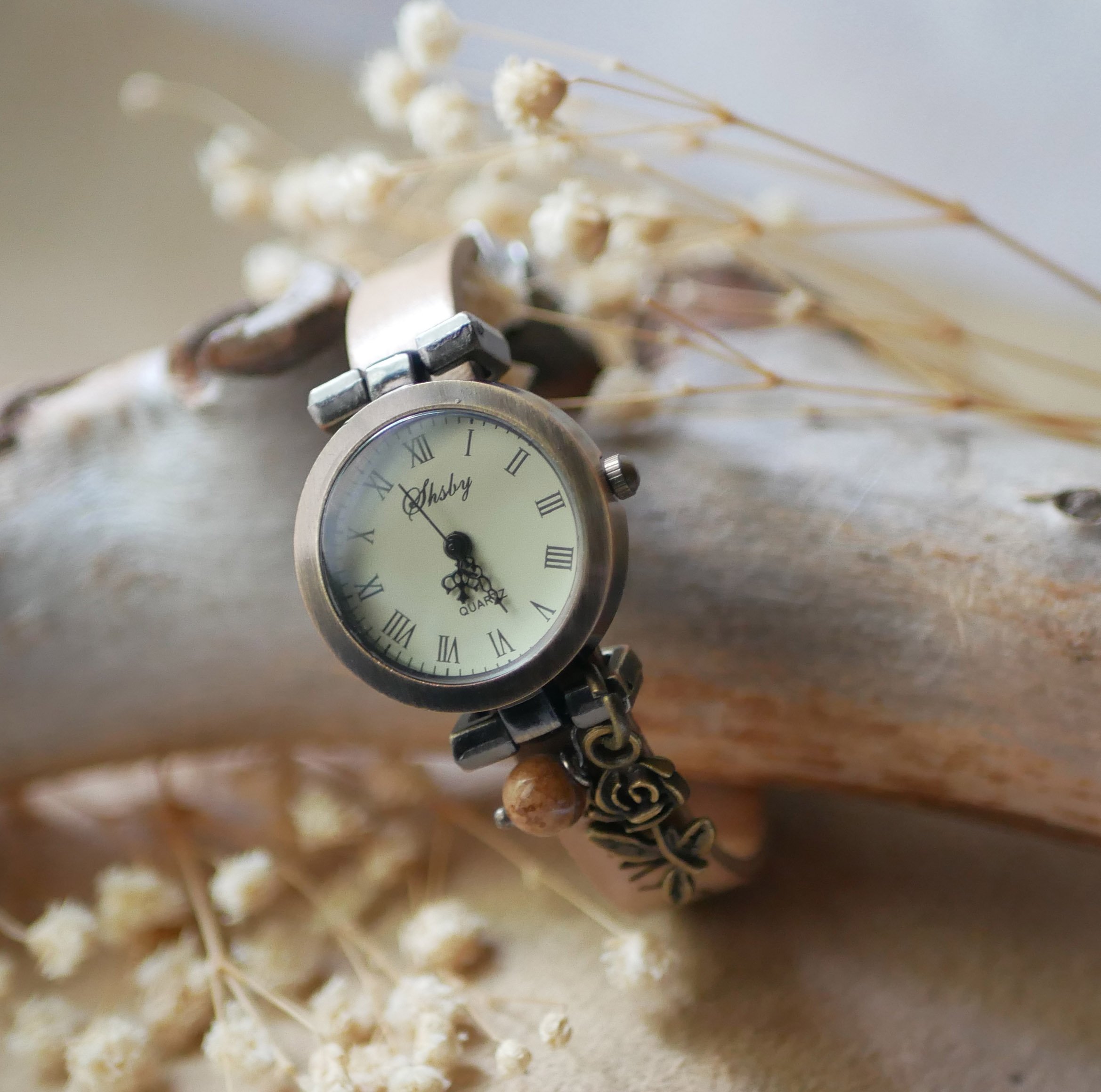 Reloj con esfera de bronce y correa de piel personalizable