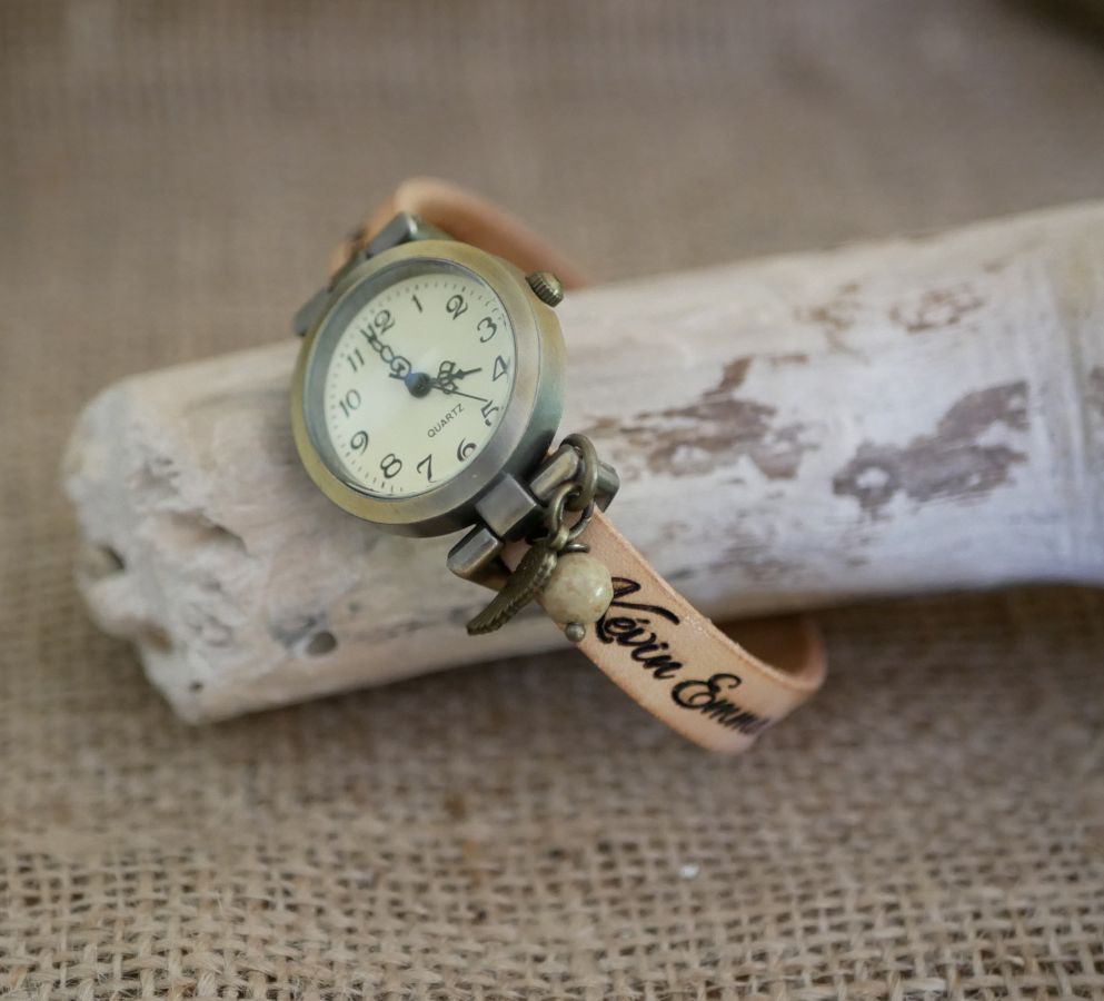 Reloj con esfera de bronce y correa de piel personalizable