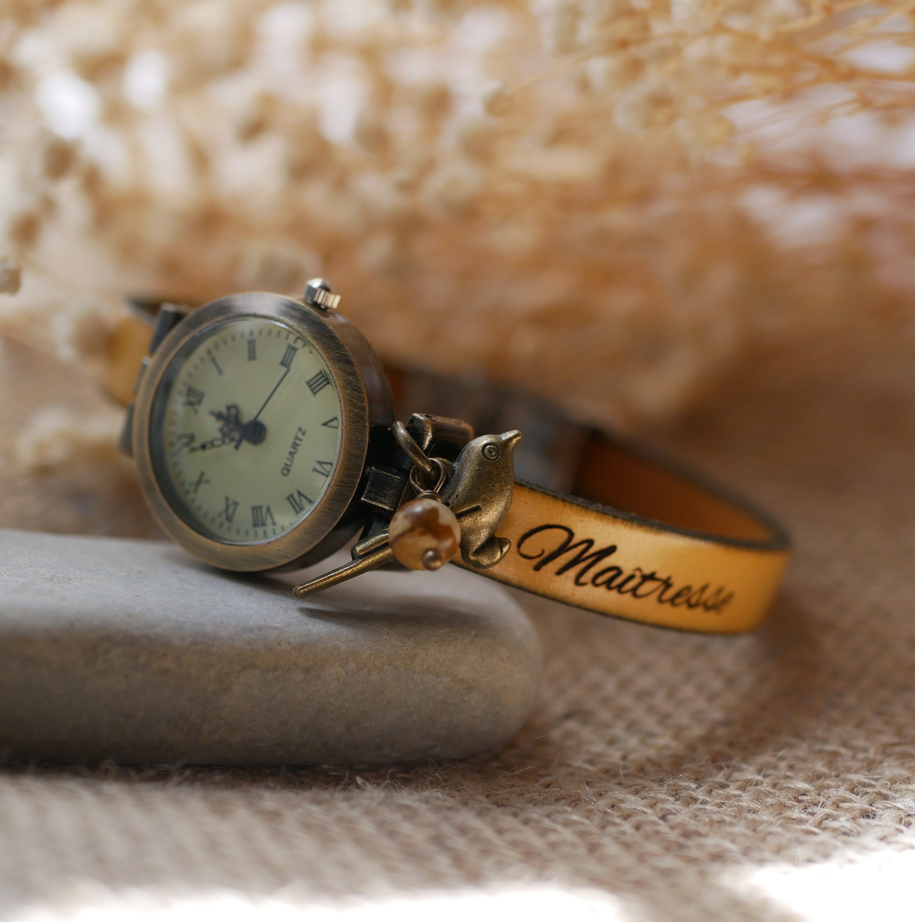 Reloj con esfera de bronce y correa de piel personalizable