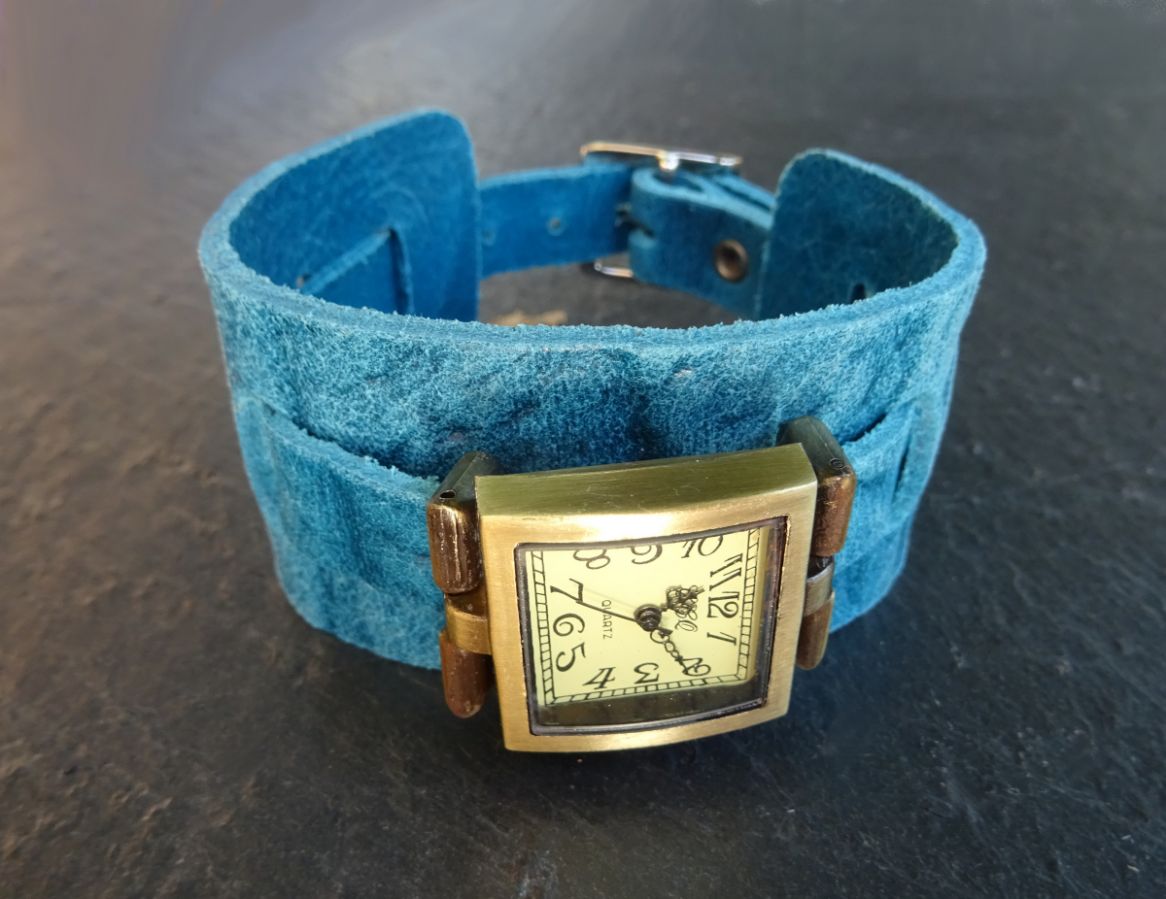 Reloj cuadrado con brazalete de cuero azul