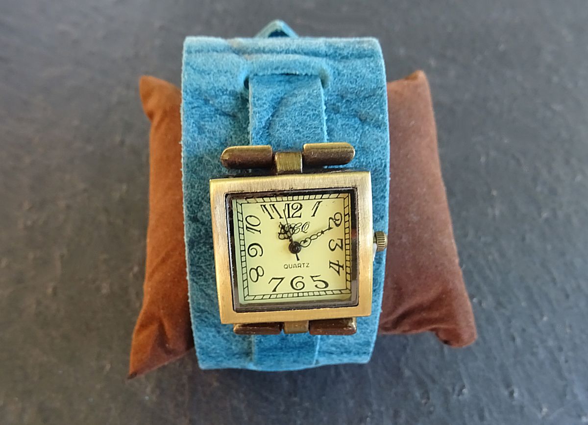 Reloj cuadrado con brazalete de cuero azul