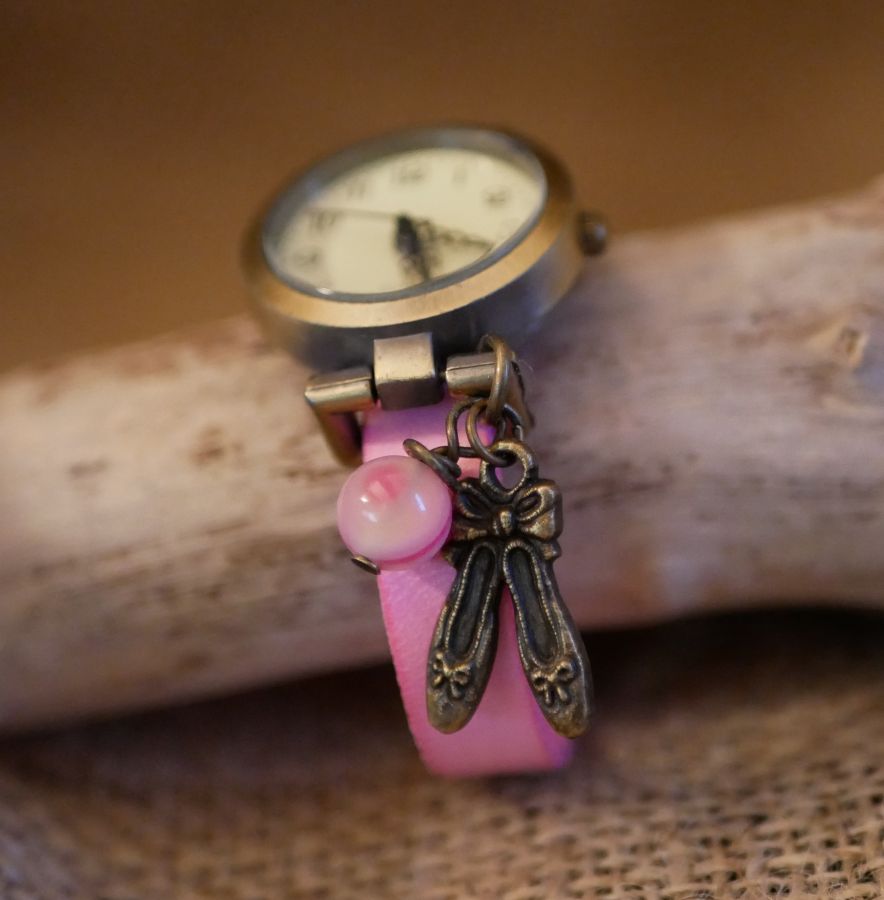 Reloj de niña de piel rosa con charm de correa ajustable