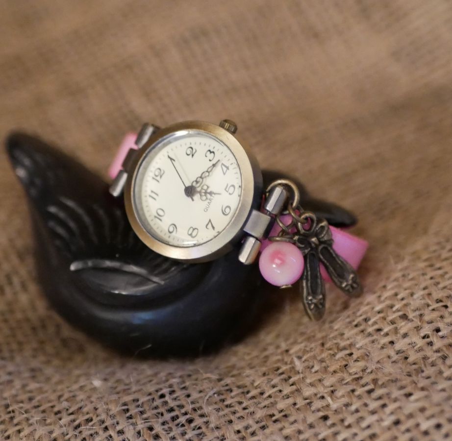 Reloj de niña de piel rosa con charm de correa ajustable