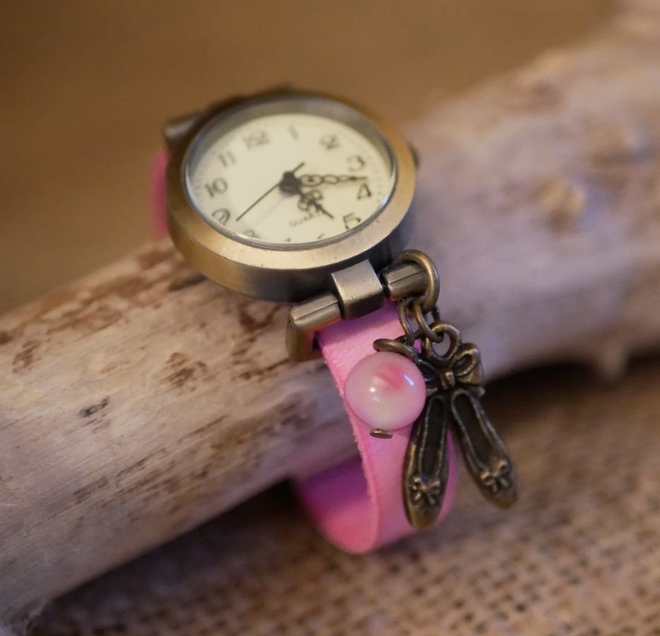 Reloj de niña de piel rosa con charm de correa ajustable