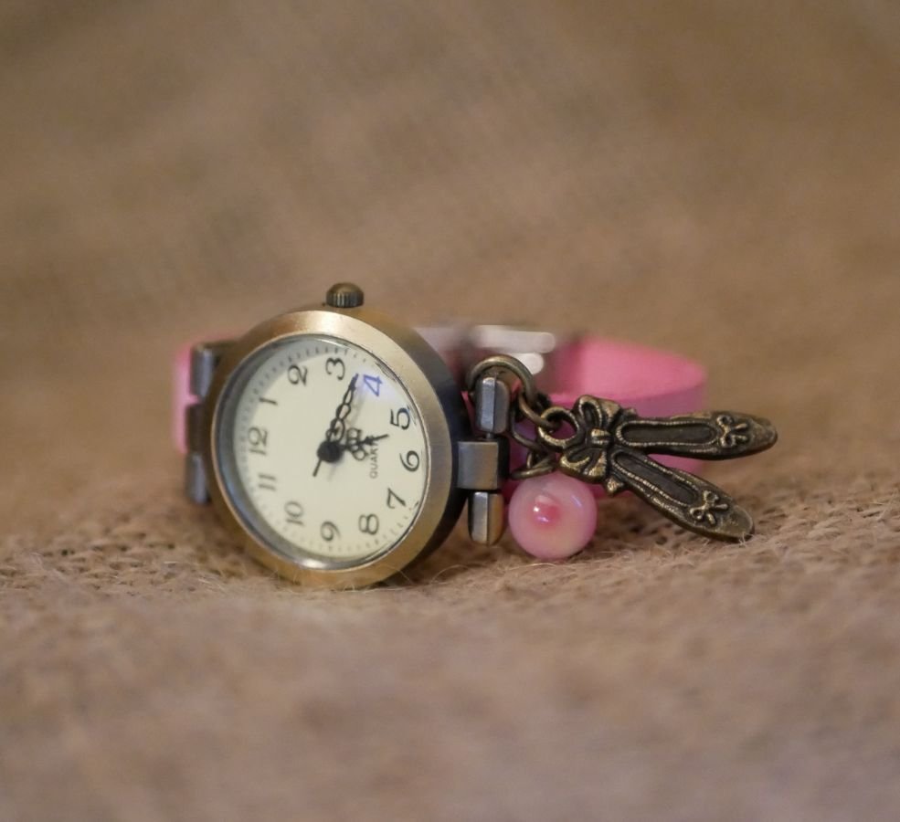 Reloj de niña de piel rosa con charm de correa ajustable