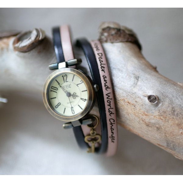 Reloj personalizable con esfera de bronce y n&uacute;meros &aacute;rabes en una correa de piel de 2 vueltas 