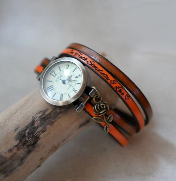 Reloj personalizable con esfera de bronce y n&uacute;meros &aacute;rabes en una correa de piel de 2 vueltas 