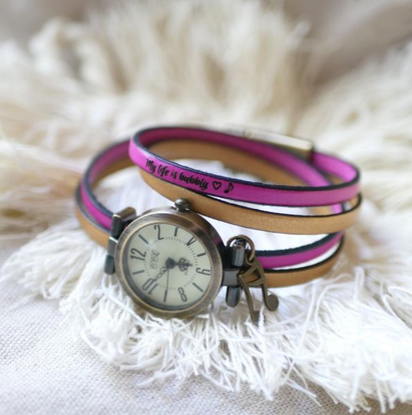 Reloj personalizable con esfera de bronce y n&uacute;meros &aacute;rabes en una correa de piel de 2 vueltas 