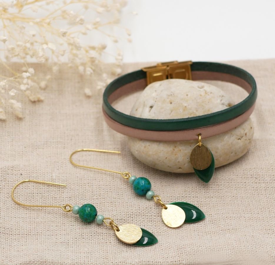 Juego de pendientes y pulsera de cuero con lentejuelas verde abeto