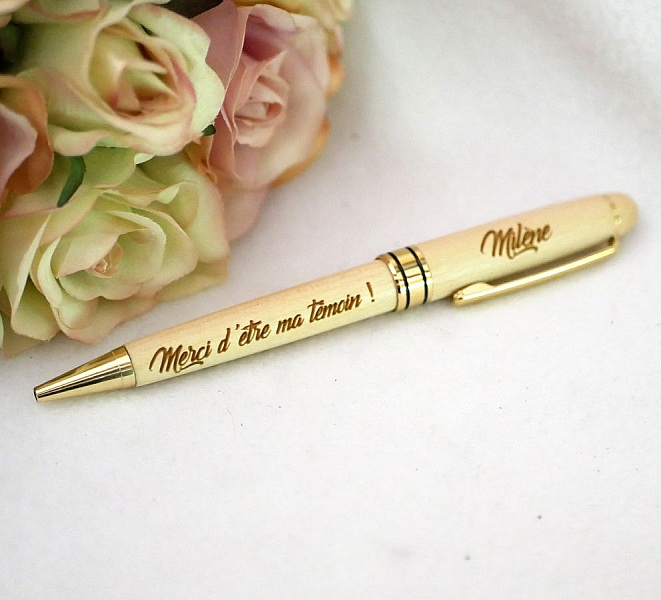 Stylo en bois personnalisé avec gravure et fleurs.