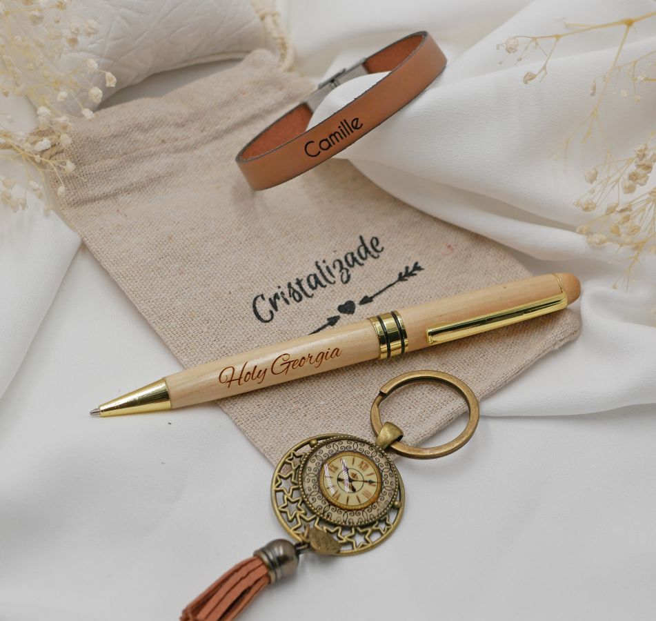 Coffret cadeau femme : stylo bois, bracelet cuir et porte-clé.