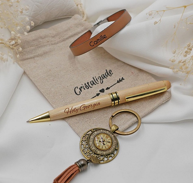 Coffret cadeau femme : stylo bois, bracelet cuir et porte-clé.