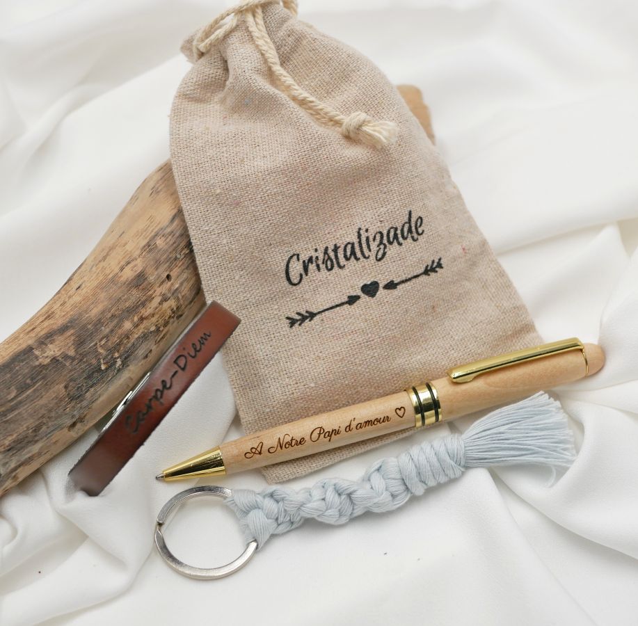 Bolsa de regalo bolígrafo de madera grabado + correa de piel personalizable + llavero de macramé