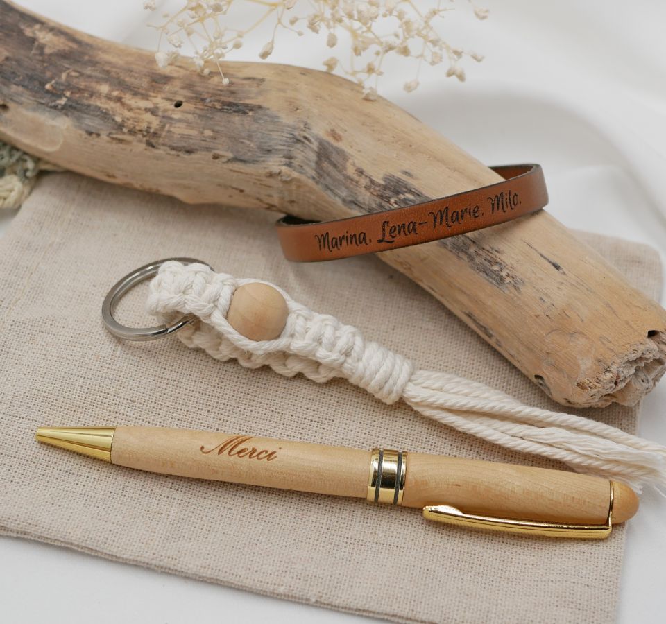 Bolsa de regalo bolígrafo de madera grabado + correa de piel personalizable + llavero de macramé