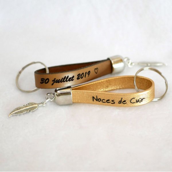 Llavero de piel que se puede personalizar grabando el colgante que desee
