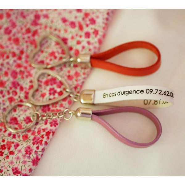 Llavero de piel personalizable con nombre y mensaje telef&oacute;nico