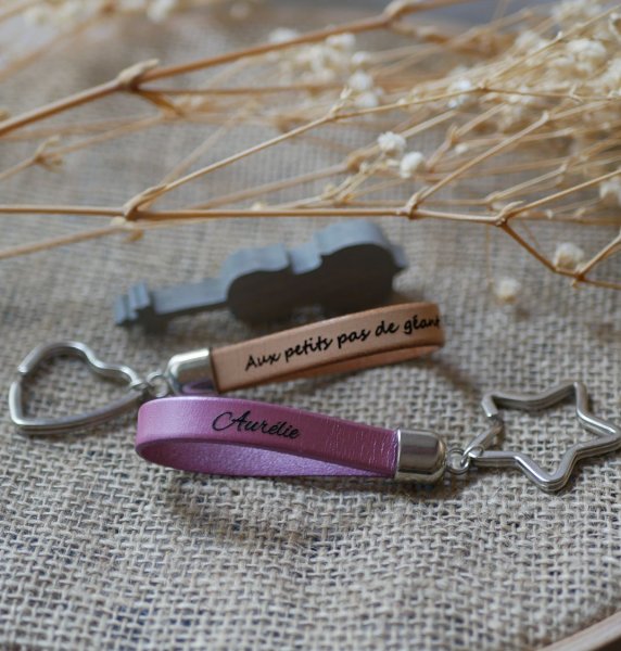 Llavero de piel personalizable con nombre y mensaje telef&oacute;nico