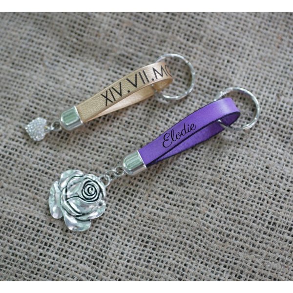 Llavero de piel que se puede personalizar grabando el colgante que desee