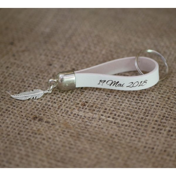 Llavero de piel que se puede personalizar grabando el colgante que desee