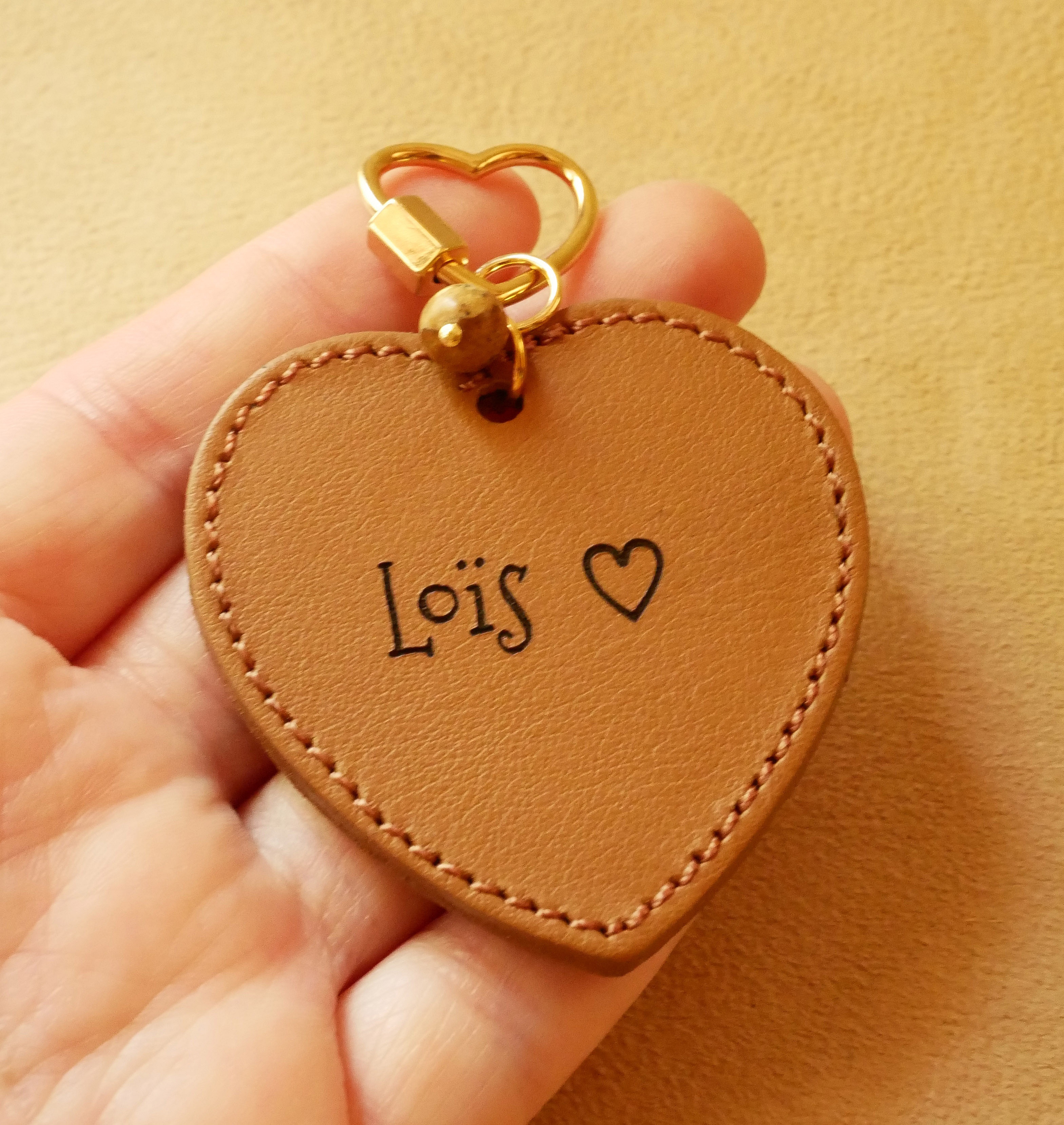 Llavero con gran coraz&oacute;n de cuero para grabar y personalizar