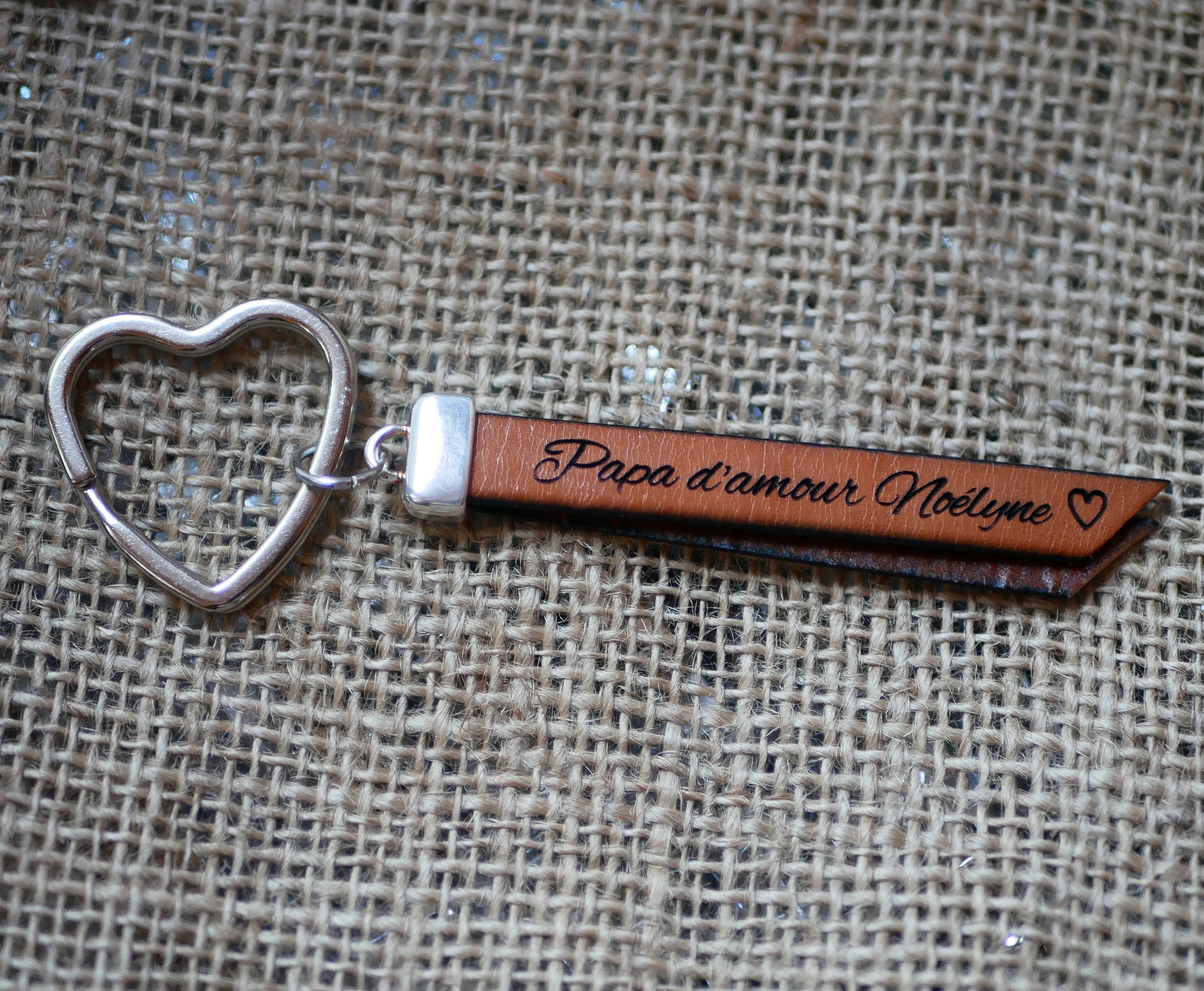 Llavero doble plano de cuero para personalizar con un nombre, tel&eacute;fono o mensaje