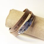 Bracelet cuir double en duo d&eacute;cor&eacute; d'une plume argent&eacute;e