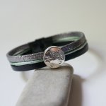 Pulsera multienlace de cuero con cabujones plateados, verdes y negros en forma de estrella lunar