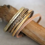 Pulseras de cuero apilables en tonos dorados y metálicos