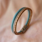 Pulsera de cuero beige y turquesa