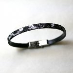 Pulsera de mujer en fina piel negra con efecto purpurina