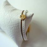 Pulsera de cuero blanco y dorado con cabujón del Árbol de la Vida