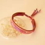 Pulsera Florâme con cinta liberty Polly sobre cuero rosa viejo