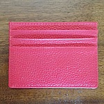 Tarjetero de piel fucsia