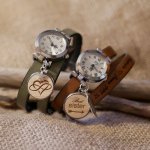 Reloj con cabujón de madera grabado y doble correa de piel 