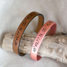 Regalo gourmet para parejas: 2 pulseras de cuero personalizadas mediante grabado 