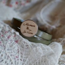 Pulsera doble de cuero con cabujón de madera grabado personalizable