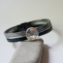 Pulsera multienlace de cuero con cabujones plateados, verdes y negros en forma de estrella lunar