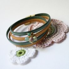 Pulsera doble de cuero decorada con suaves perlas verdes y cierre dorado