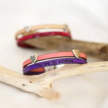 Pulsera de cuero en dúo con lazos en forma de corazón, personalizable para mujer 