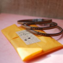 Set de 20 pulseras de cuero incluso grabadas para Save the date o regalos para invitados de boda